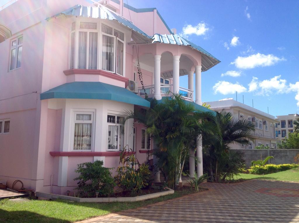 Fayruz Villa Is A 3 Bedroom, 3 Bathroom Detached House With Ac And Swimming Pool 5 Minutes Walk From Flic En Flac Public Beach Exterior foto