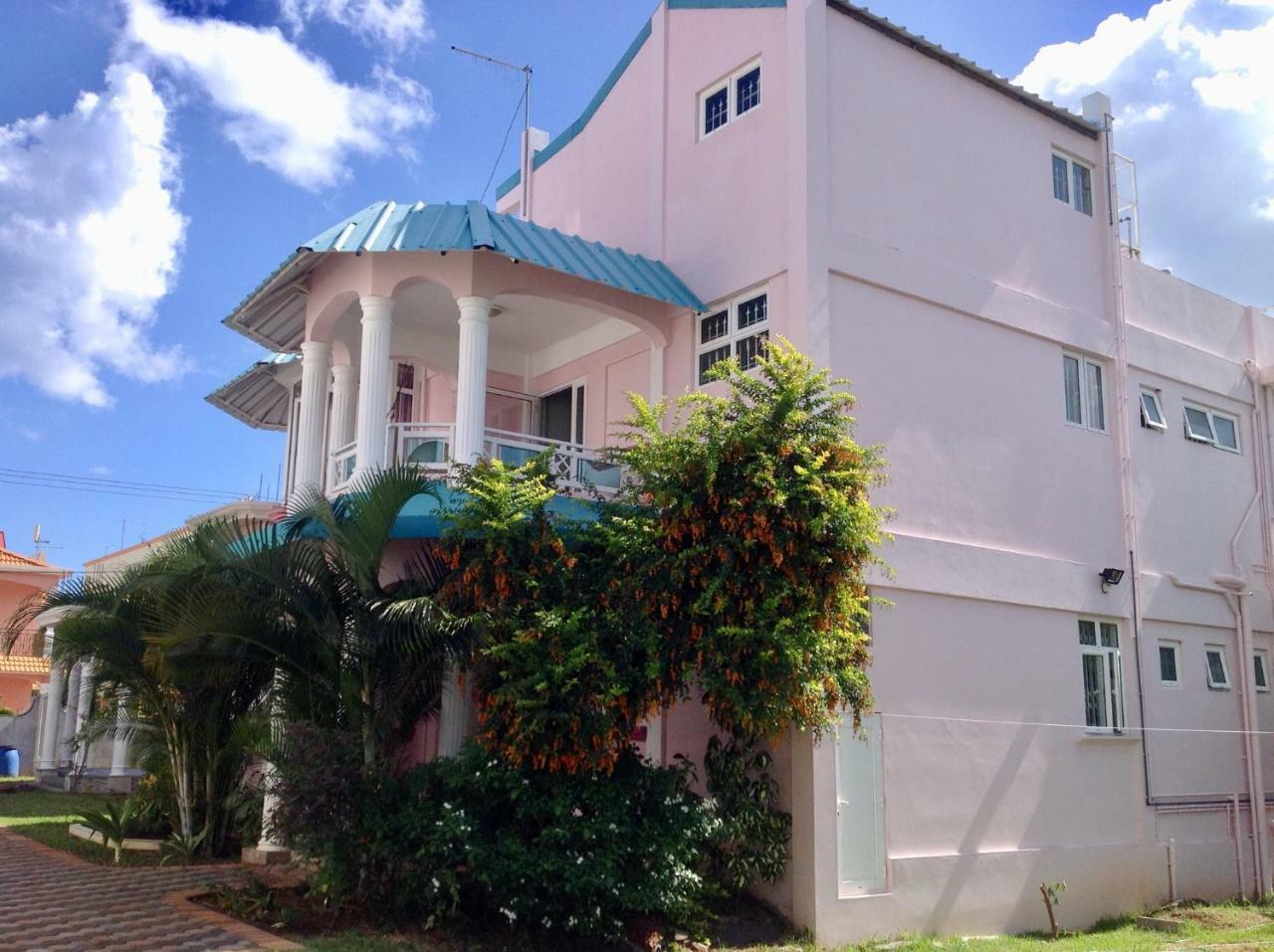 Fayruz Villa Is A 3 Bedroom, 3 Bathroom Detached House With Ac And Swimming Pool 5 Minutes Walk From Flic En Flac Public Beach Exterior foto