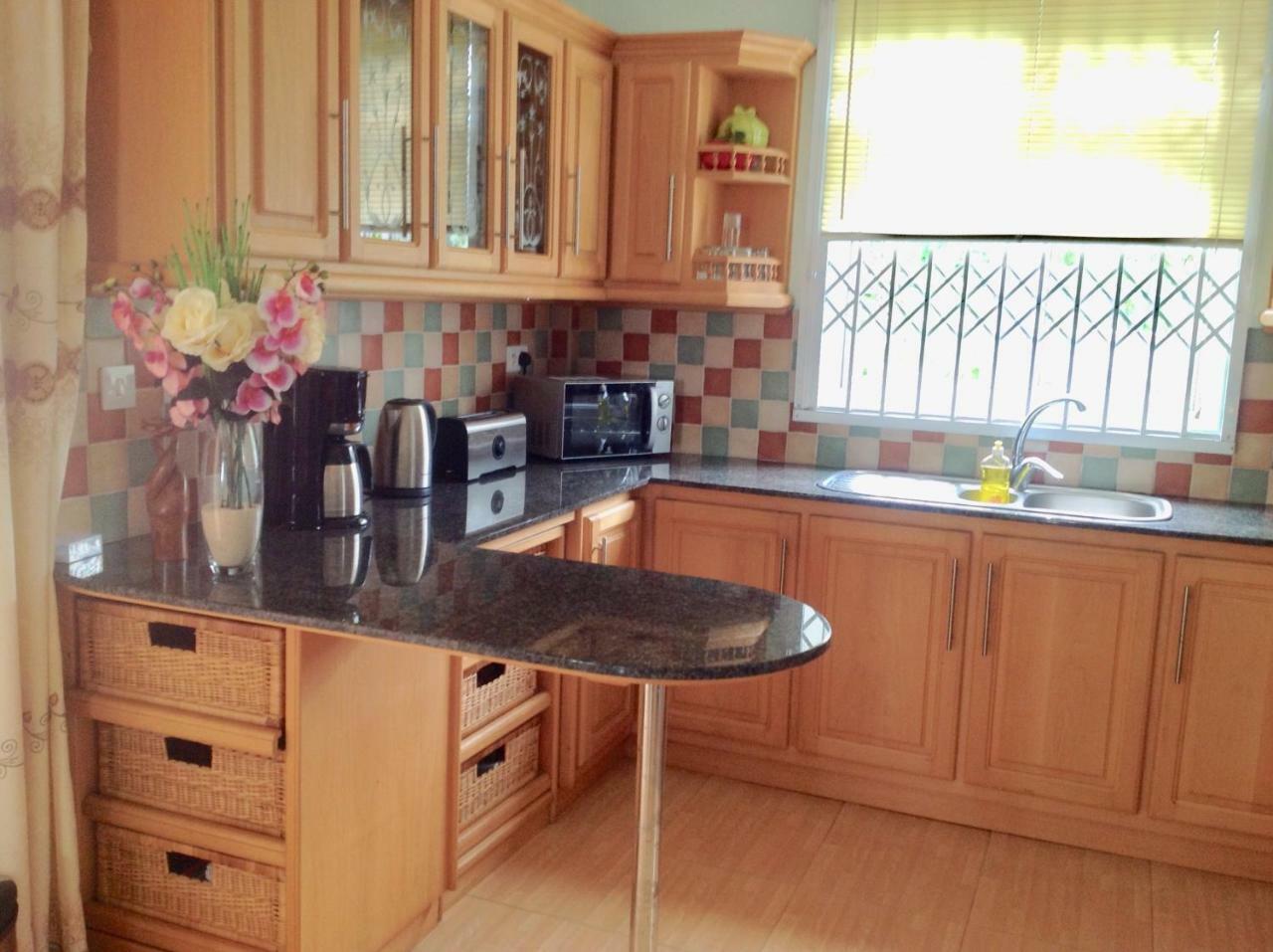 Fayruz Villa Is A 3 Bedroom, 3 Bathroom Detached House With Ac And Swimming Pool 5 Minutes Walk From Flic En Flac Public Beach Exterior foto