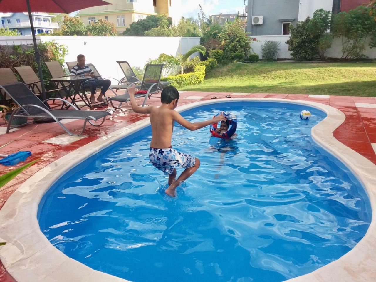 Fayruz Villa Is A 3 Bedroom, 3 Bathroom Detached House With Ac And Swimming Pool 5 Minutes Walk From Flic En Flac Public Beach Exterior foto