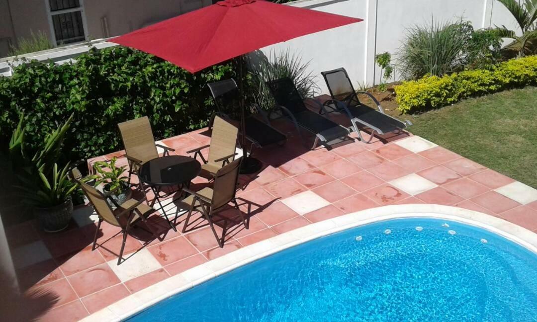 Fayruz Villa Is A 3 Bedroom, 3 Bathroom Detached House With Ac And Swimming Pool 5 Minutes Walk From Flic En Flac Public Beach Exterior foto