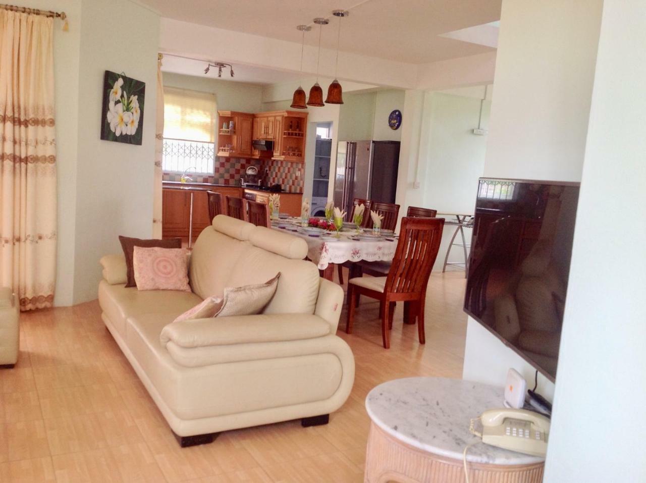 Fayruz Villa Is A 3 Bedroom, 3 Bathroom Detached House With Ac And Swimming Pool 5 Minutes Walk From Flic En Flac Public Beach Exterior foto