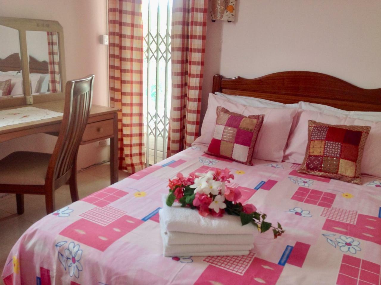 Fayruz Villa Is A 3 Bedroom, 3 Bathroom Detached House With Ac And Swimming Pool 5 Minutes Walk From Flic En Flac Public Beach Exterior foto
